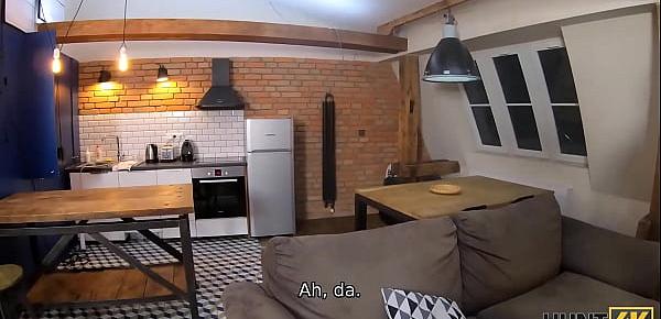 HUNT4K. Mann zählt Geld, während sexy Frau auf Jäger dicken Schwanz springt